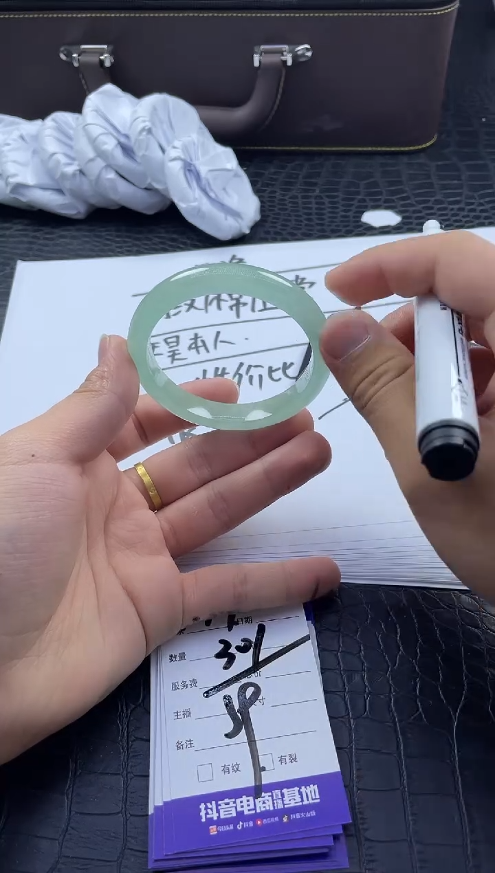 时尚大女王冰透美人镯A147