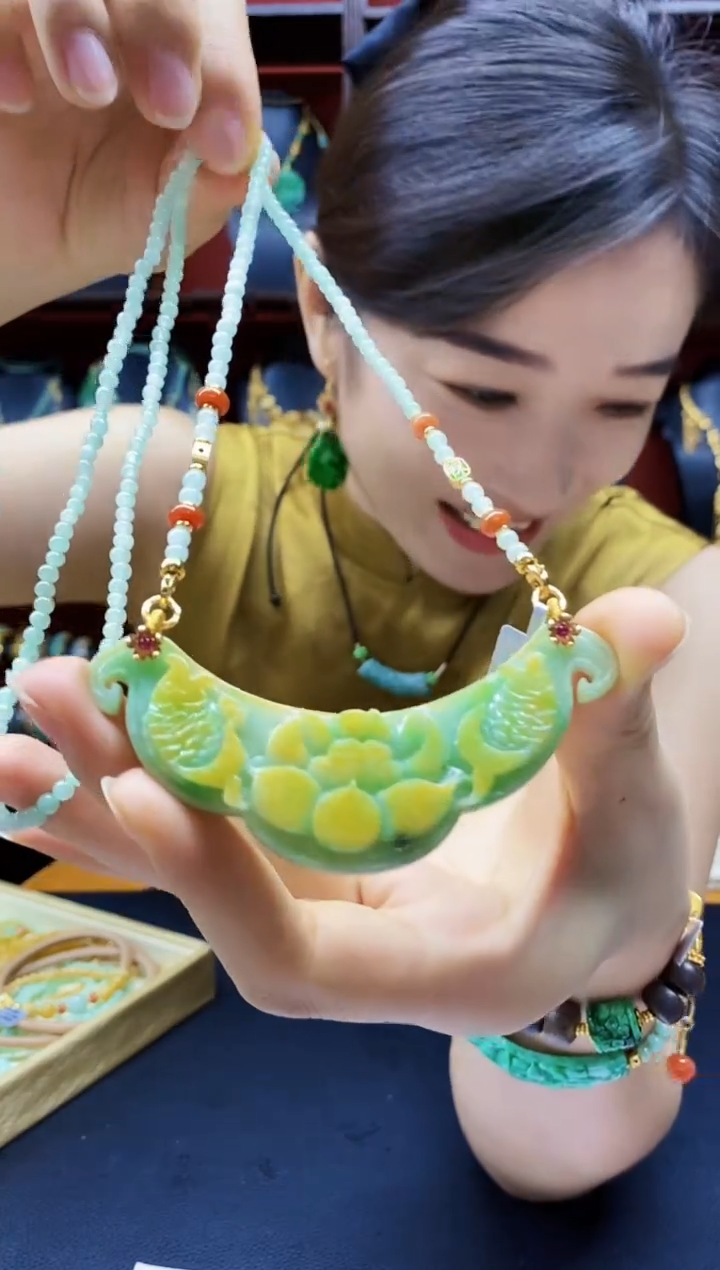 颈饰未镶嵌翡翠吊坠