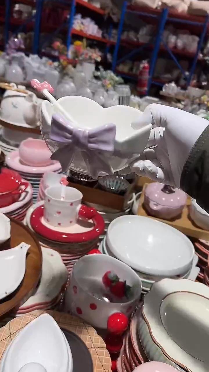 陶瓷蝴蝶结碗带勺子微瑕 凑满20元包邮