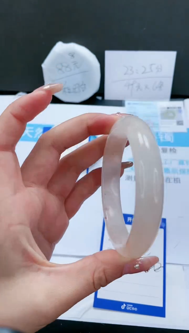 【闪购商品】石英质玉手镯未镶嵌300-62.2