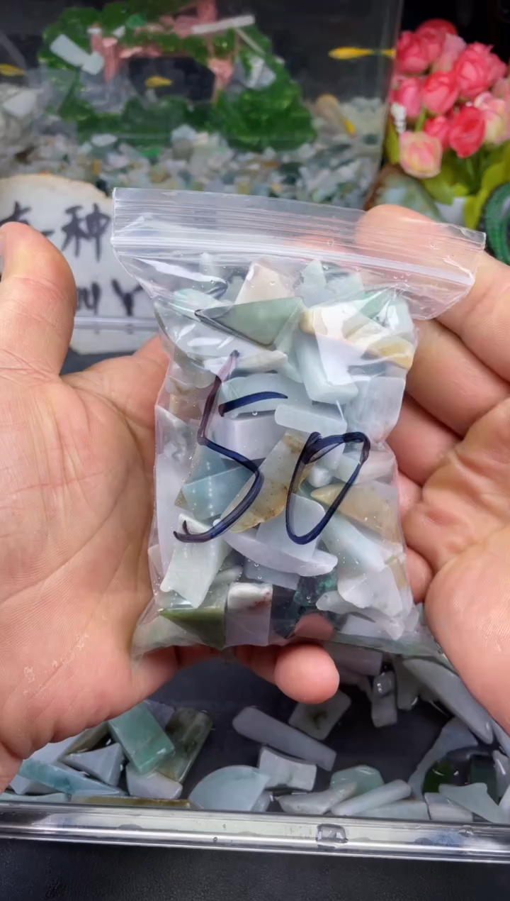 【闪购商品】翡翠颈饰未镶嵌天然翡翠边角中号500克50