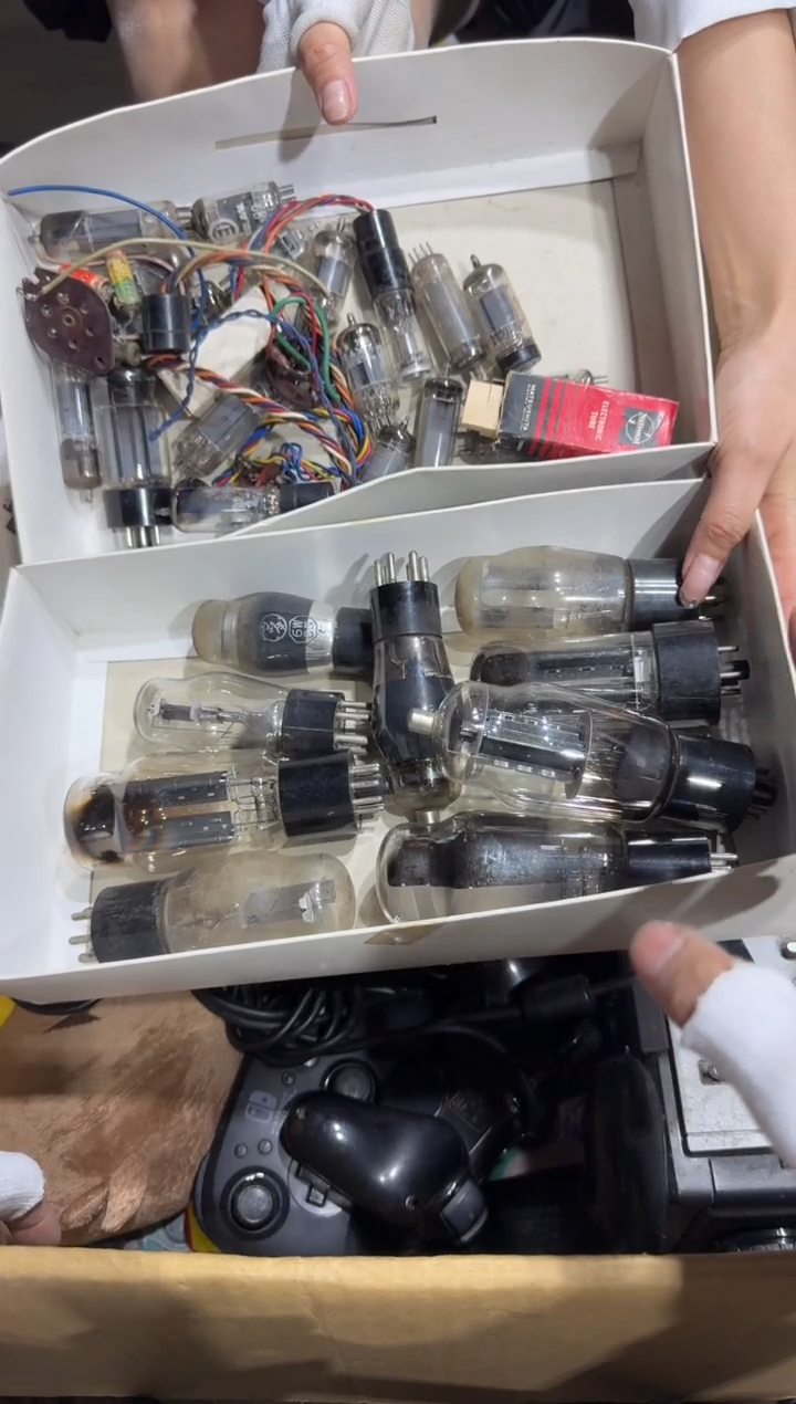 8新新***子 963   中古商品，瑕疵品，不保好坏。