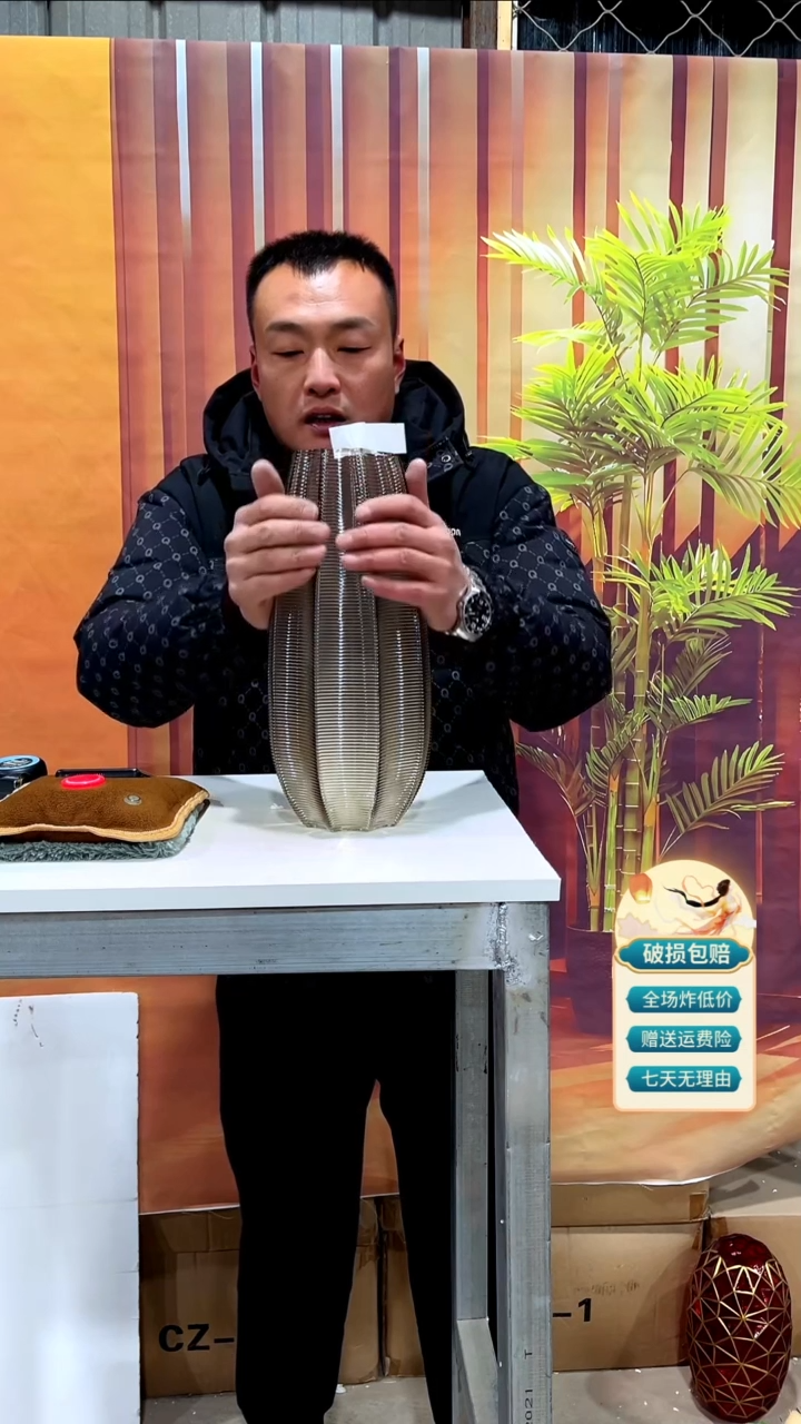 【闪购商品】玻璃107香槟色横纹花瓶