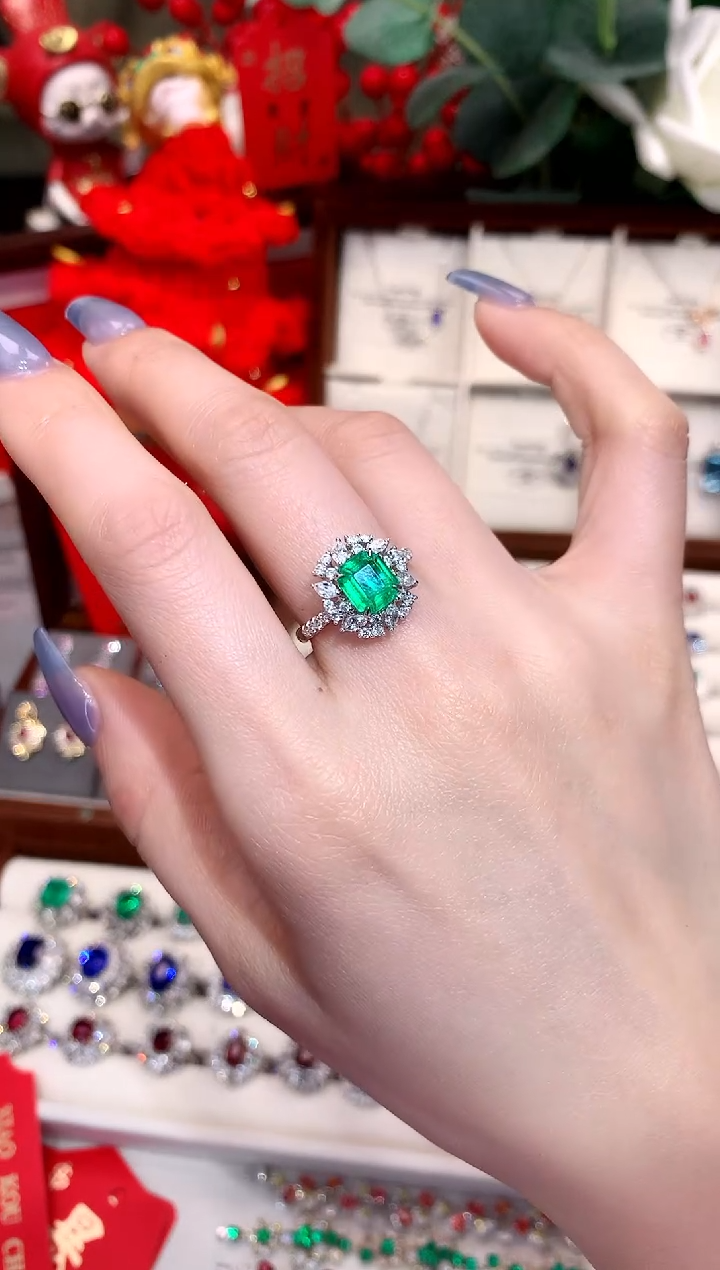 【闪购商品】祖母绿戒指18K金镶嵌1.36ct/天然宝石/七天无理由