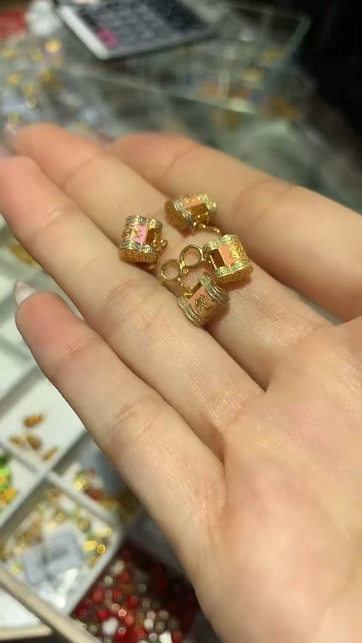 【闪购商品】18K金吊坠(不含链)小锁吊坠多样性发一