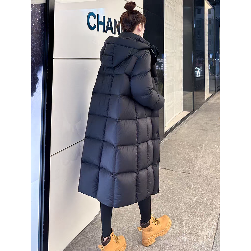 90白鹅绒长款过膝连帽羽绒服女2025冬季新款时尚加厚黑色方格外套