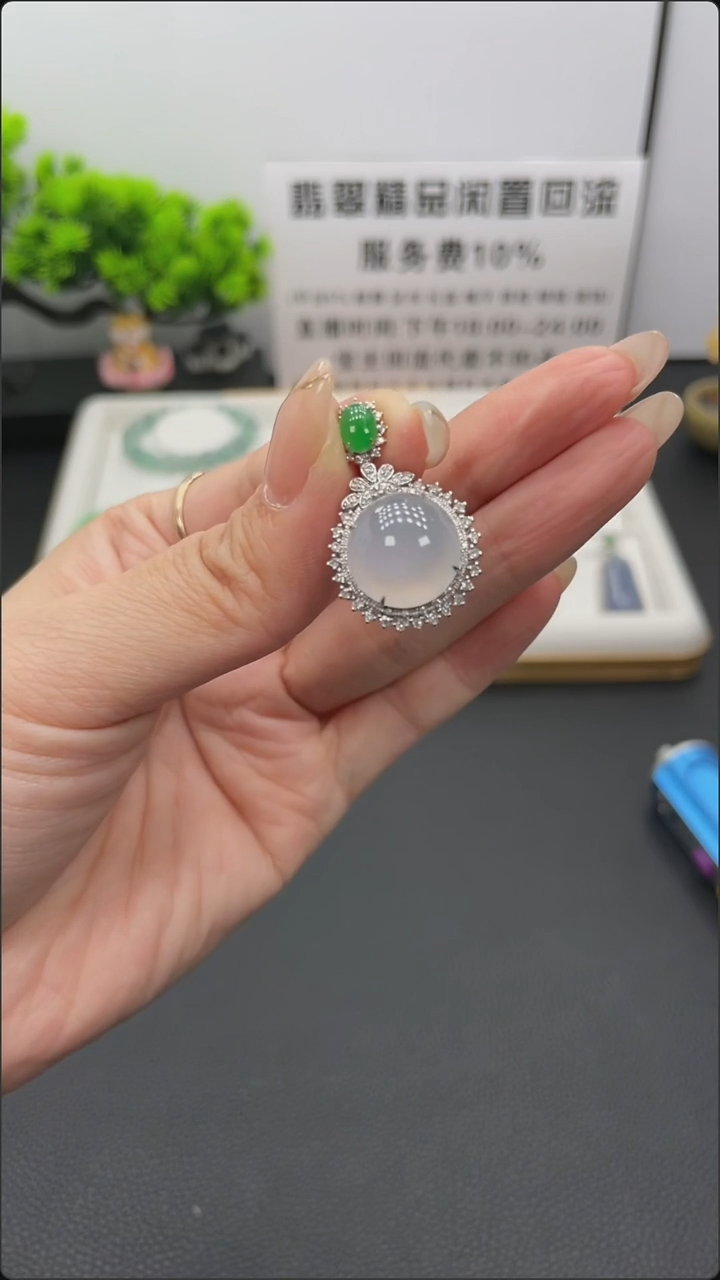 翡翠18K金镶嵌颈饰天然缅甸A货翡翠18k金镶嵌吊坠