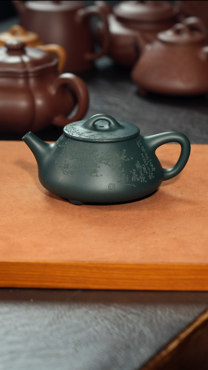 茶壶紫砂君*半手平盖刻绘松   石瓢