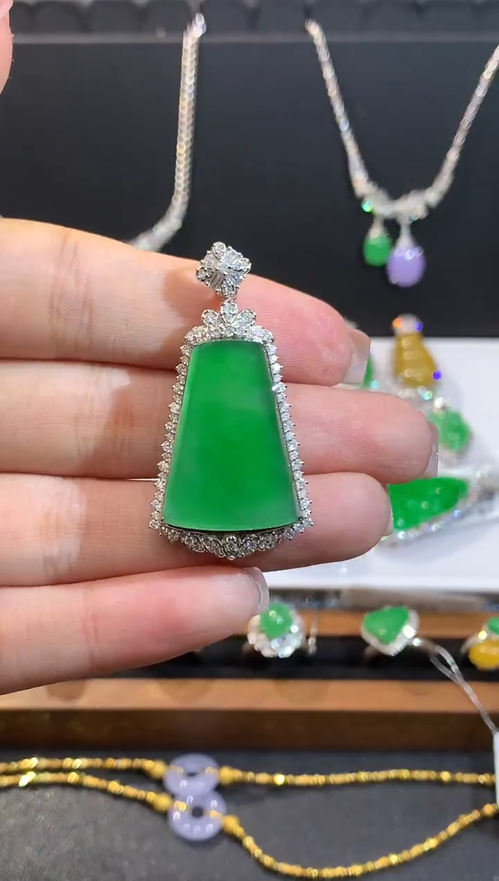 吊坠(不含链)18K金镶嵌翡翠多样性发其一