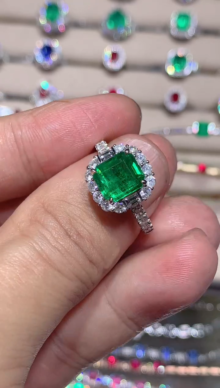 【闪购商品】祖母绿戒指18K金镶嵌2.5CT  极微油