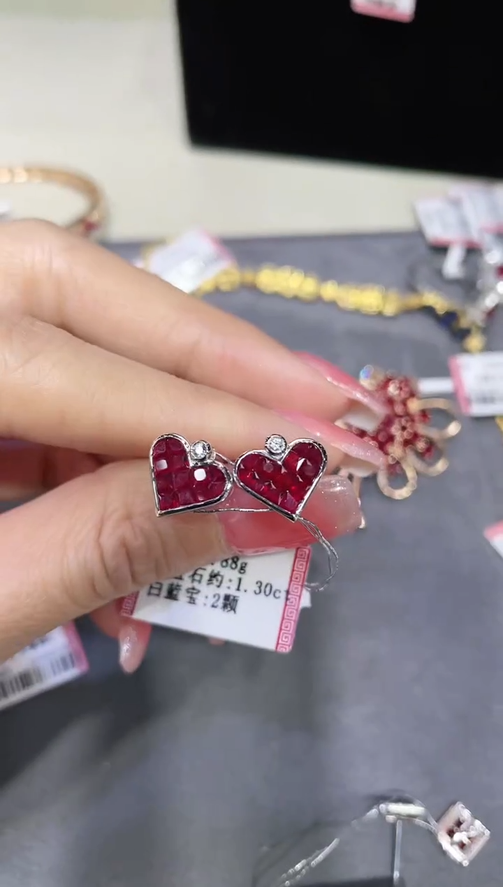 18K金镶嵌天然红宝石耳饰爱心款