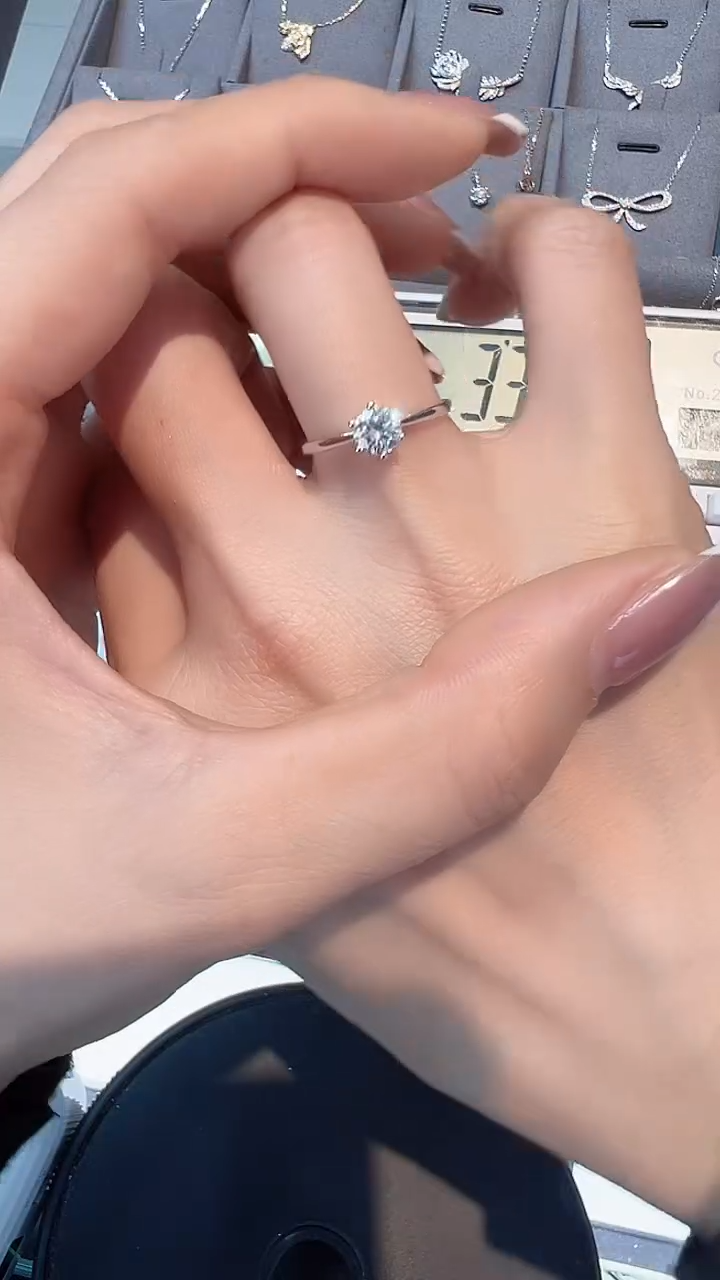 【闪购商品】钻石·18K金镶嵌50封面戒指