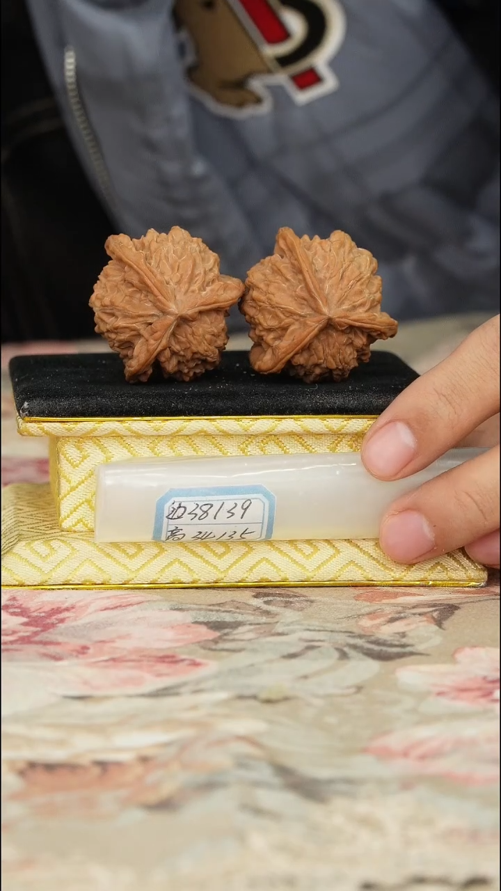 【闪购商品】文玩核桃把件盘山三棱