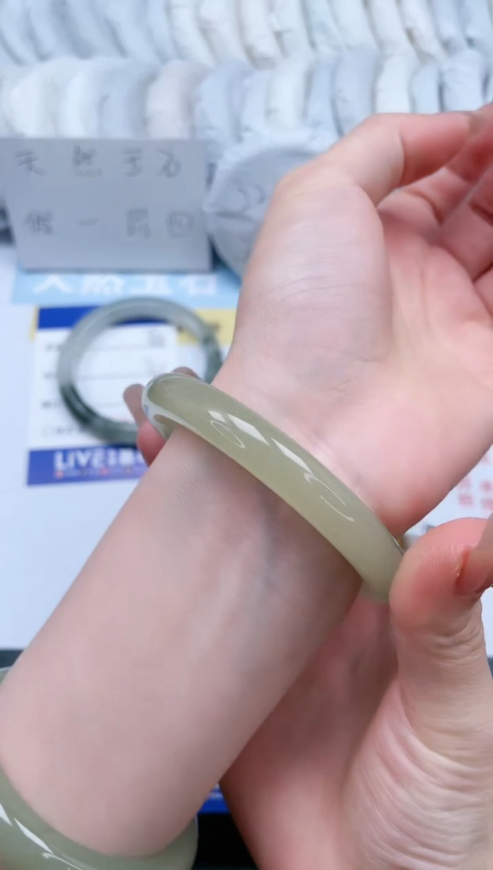 【闪购商品】石英质玉手镯未镶嵌T03-56.6