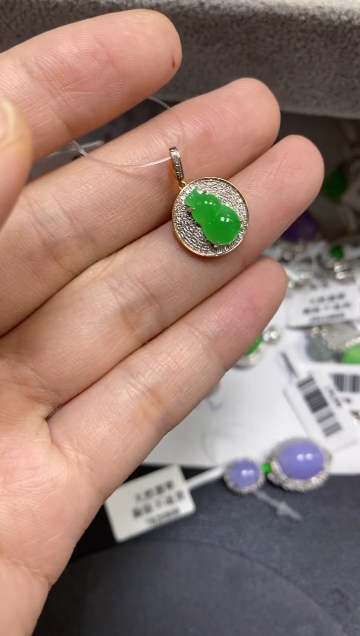 颈饰18K金镶嵌翡翠?**荷 颈饰 18K金镶嵌 翡翠