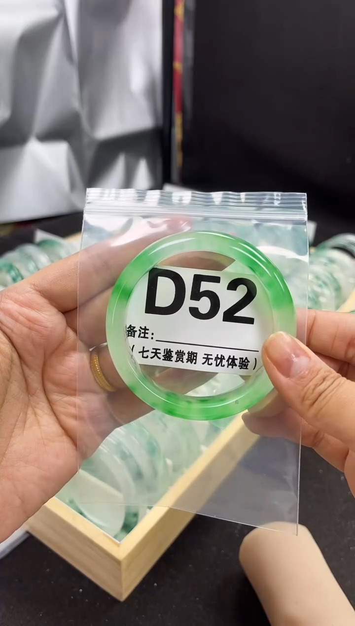 【闪购商品】石英岩玉手镯未镶嵌D52