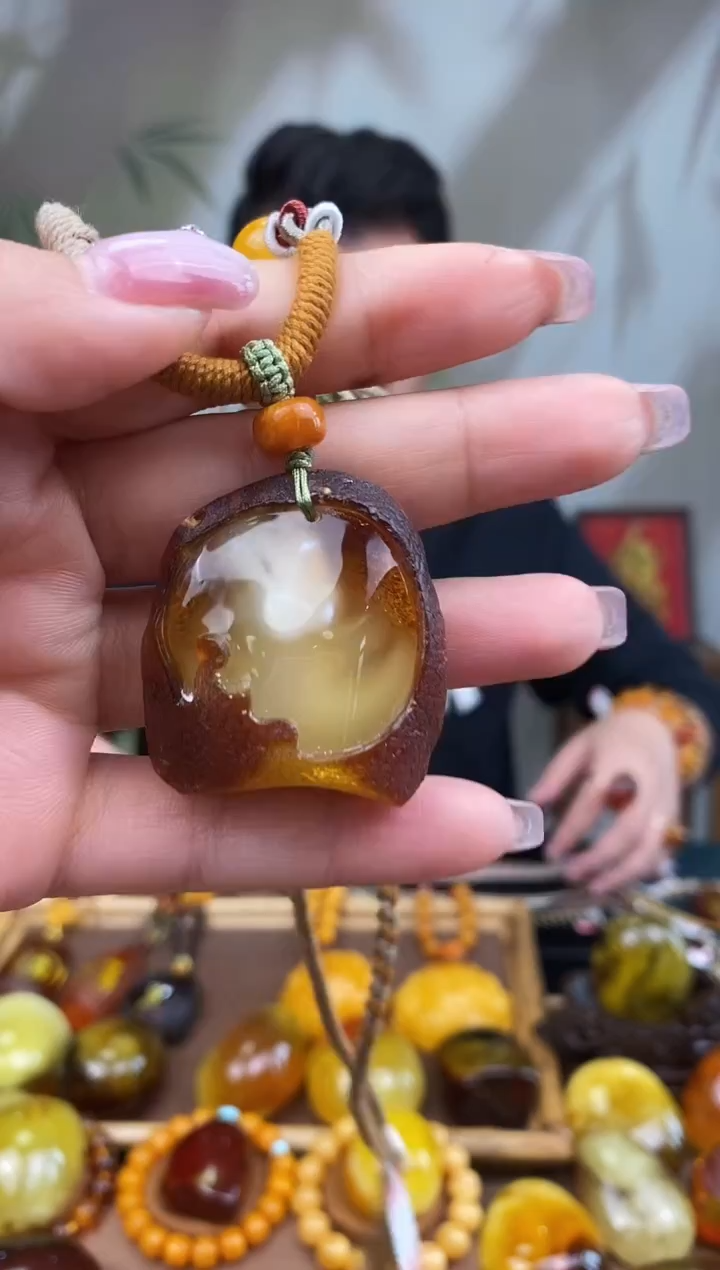 【闪购商品】琥珀裸石未镶嵌 基地发货 一物一证 顺丰包邮