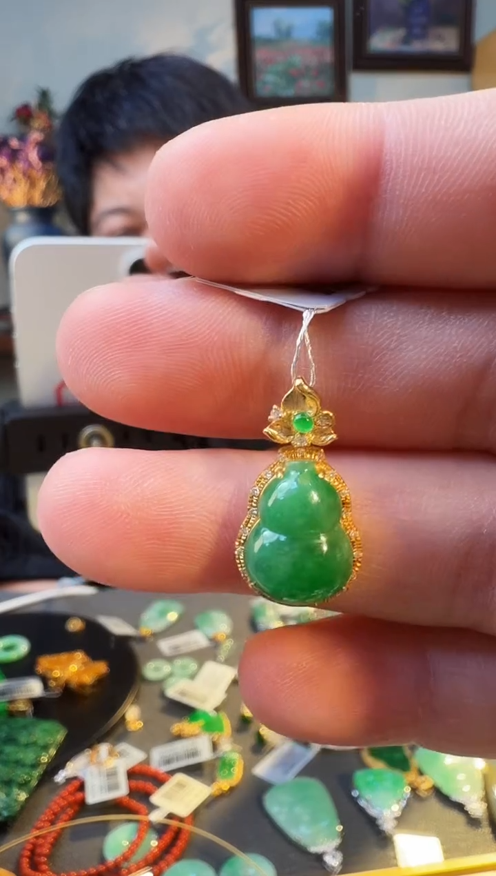 颈饰18K金镶嵌翡翠吊坠