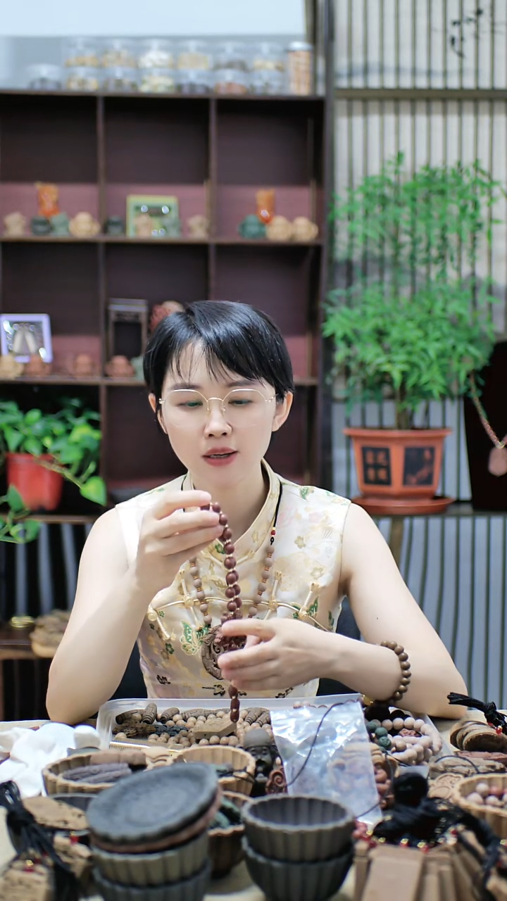 泥塑红麝颈链加玫瑰蝴蝶设计款