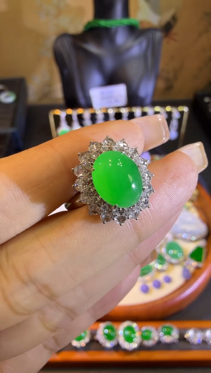 【闪购商品】翡翠戒指18K金镶嵌高冰正阳绿蛋面戒指