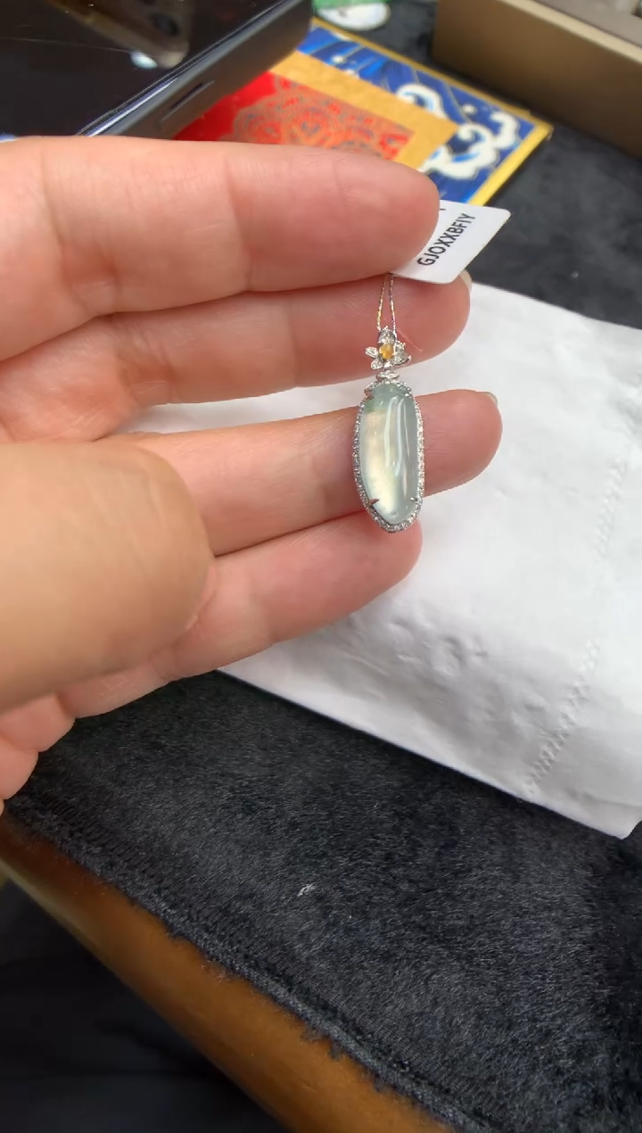 【闪购商品】翡翠颈饰18K金镶嵌福瓜