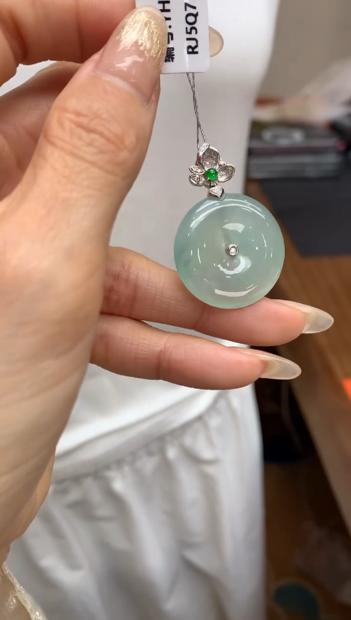 【闪购商品】翡翠颈饰18K金镶嵌平安扣