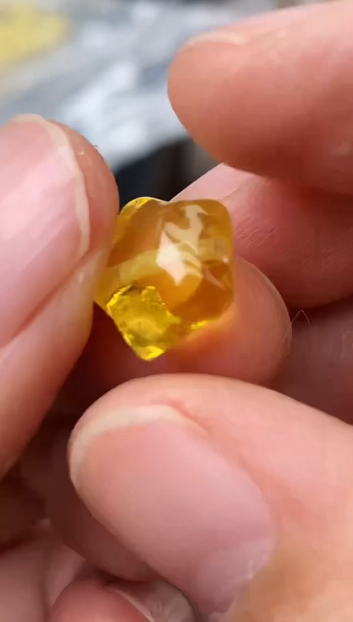 未镶嵌琥珀珠宝奇石140