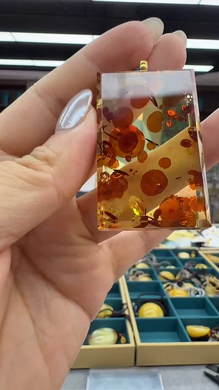 琥珀颈饰未镶嵌175秒拍号 假一罚三 