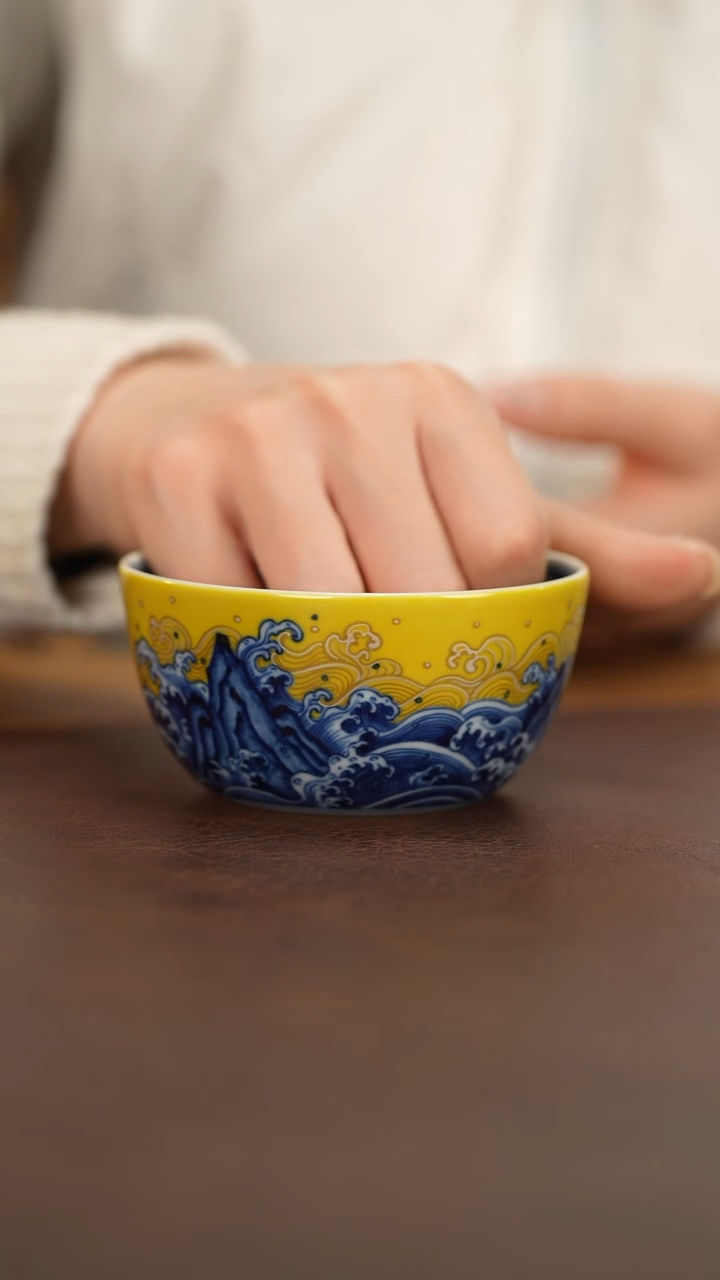 【闪购商品】水造黄釉江崖海水卧足杯
