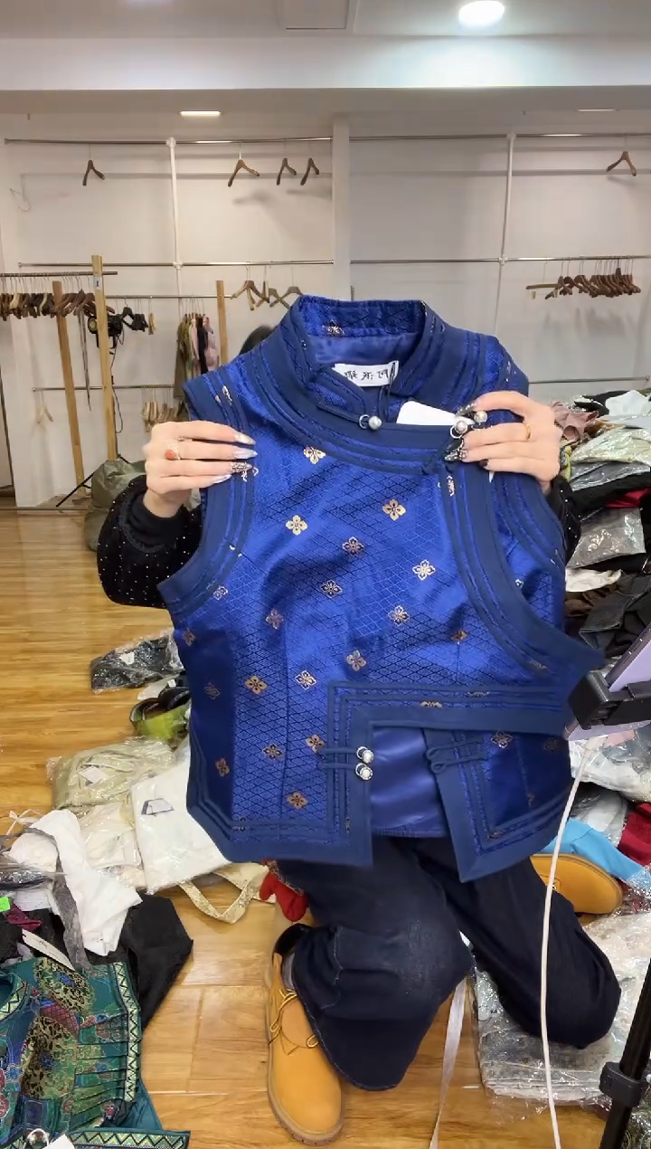 马甲       M码       80-105斤