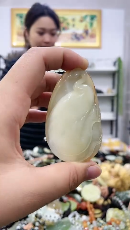 未镶嵌蛇纹石玉吊坠      