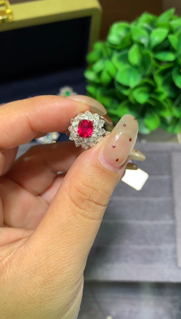 18K金镶嵌戒指红宝石专****宝1.56ct尾款