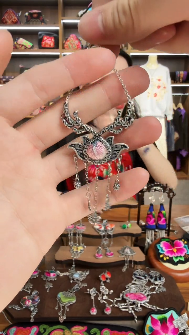 【闪购商品】织绣29蒙阿苏苗绣传承