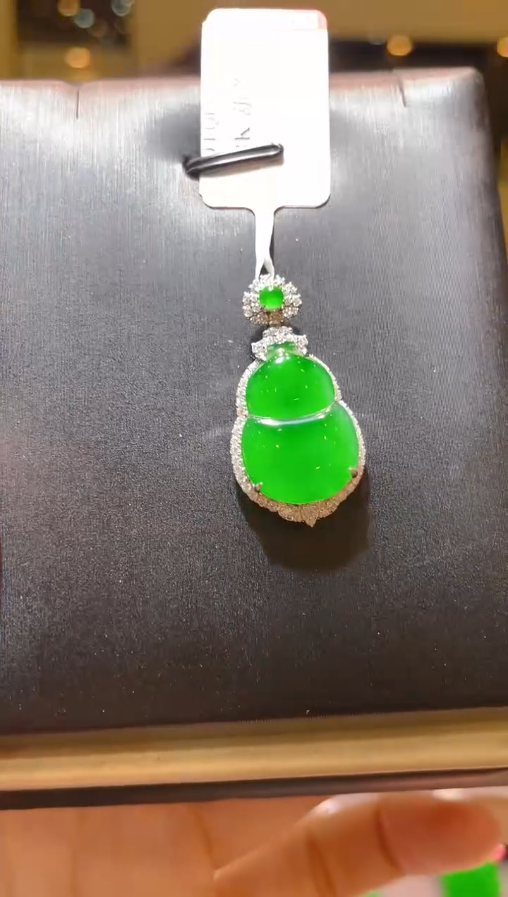 【闪购商品】翡翠吊坠(赠链)18K金镶嵌A70