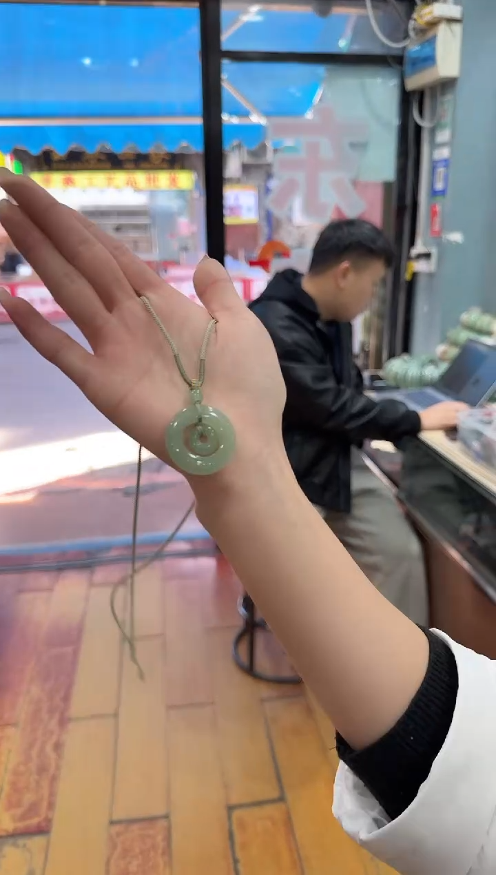 颈饰未镶嵌石英质玉环环相扣