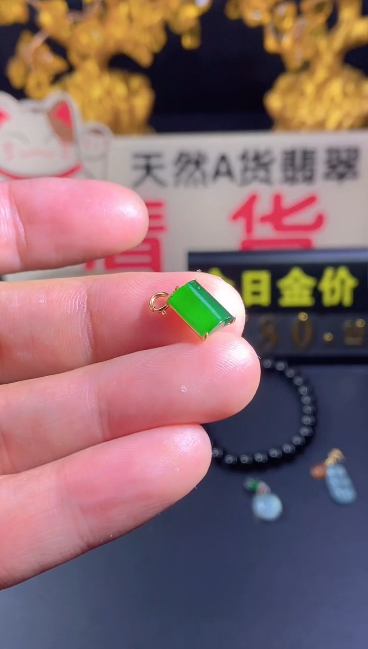 翡翠18K金镶嵌颈饰   