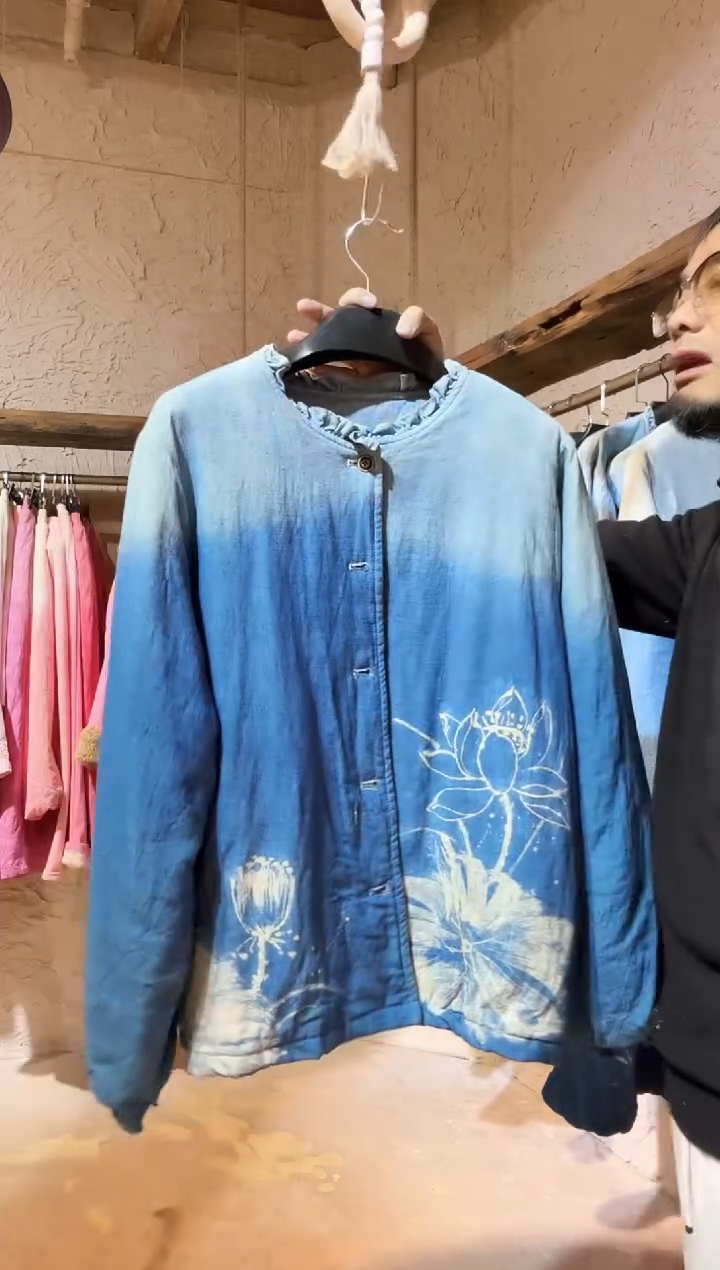 板蓝根蓝染手绘蜡画荷花棉服