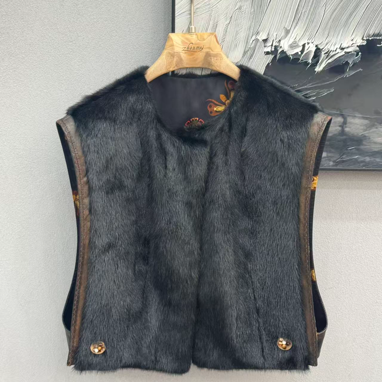 大胡子25年新款设计款新中式水貂短款马甲8201