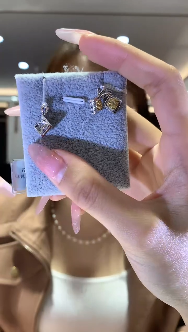 【闪购商品】钻石吊坠18K金镶嵌吊坠多样性发一