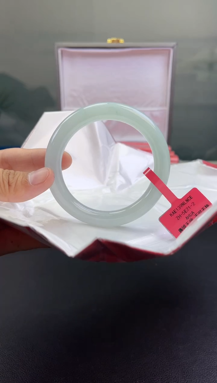 翡翠手镯未镶嵌翡翠手镯