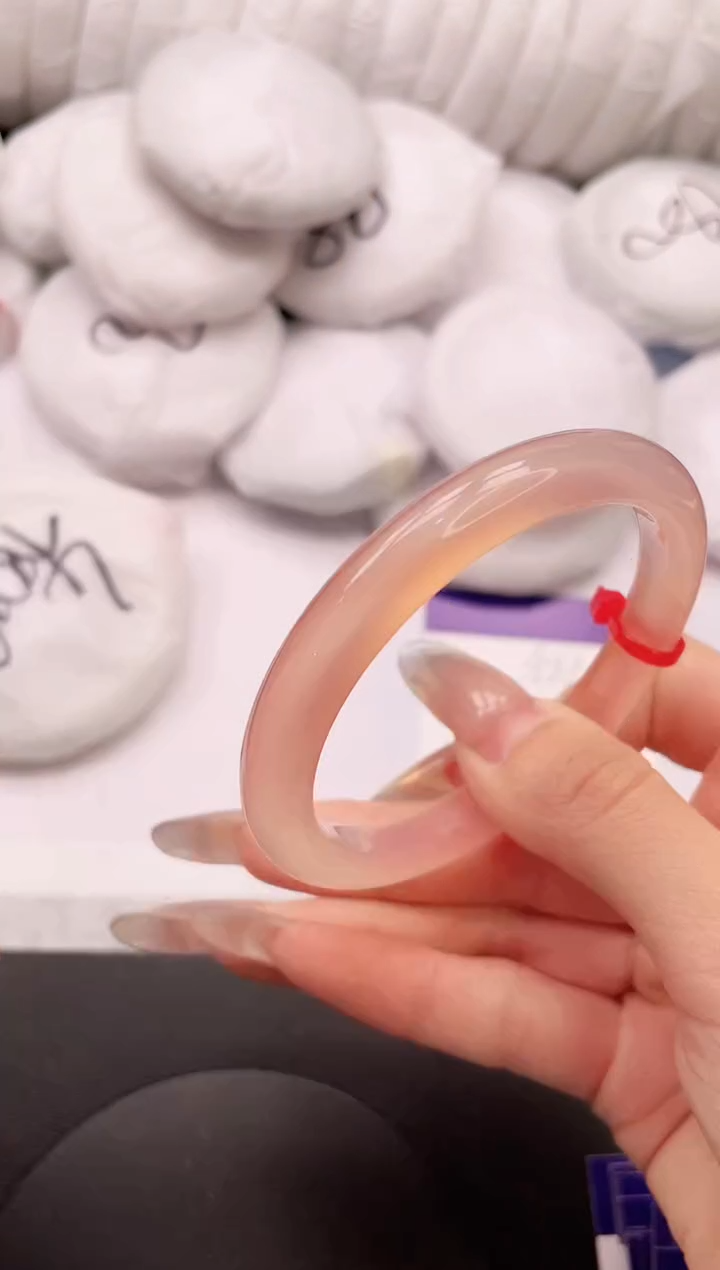 【闪购商品】石英质玉手镯未镶嵌18L421-56