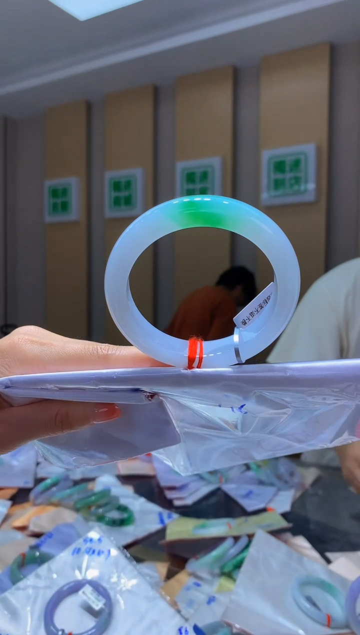 翡翠手镯未镶嵌-C53 圈口60.7