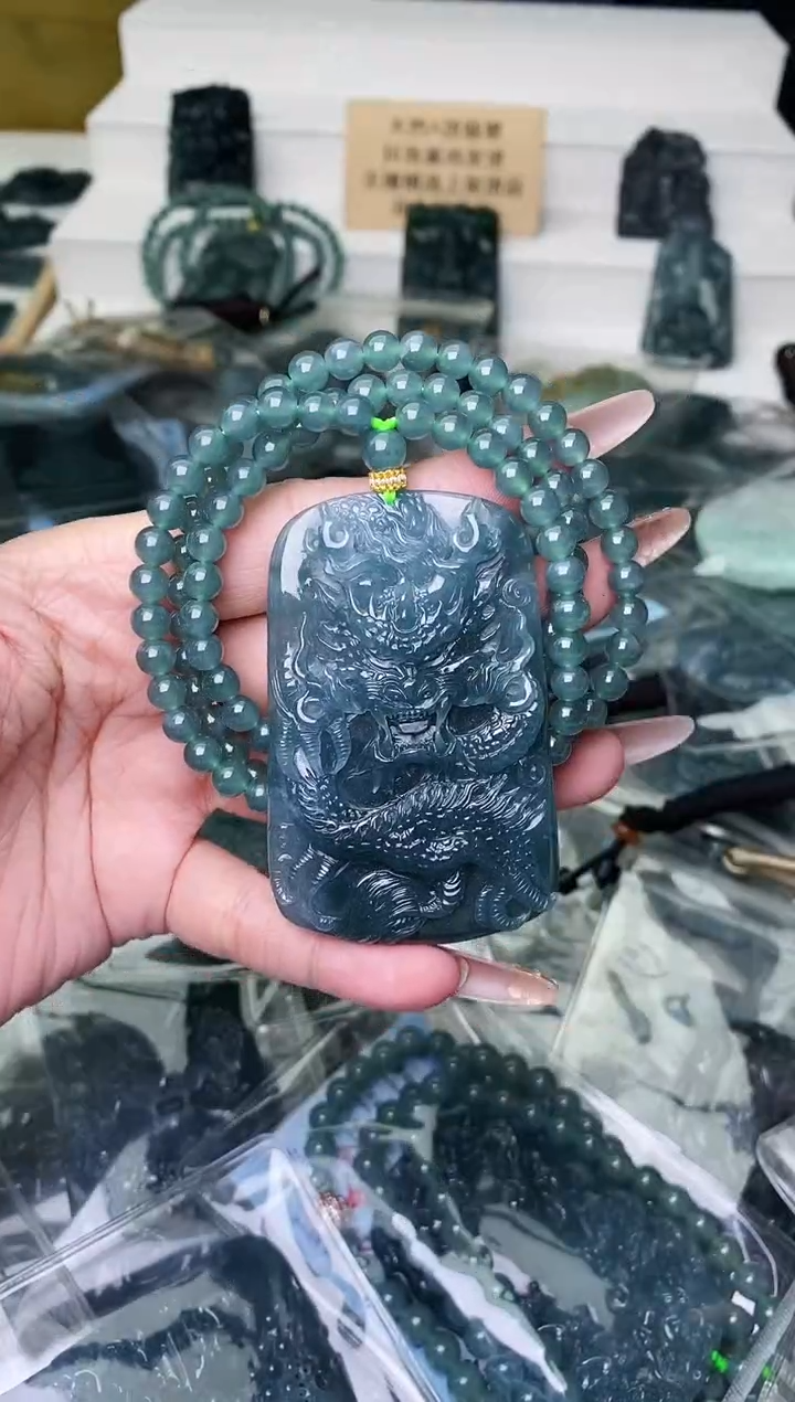 颈饰未镶嵌翡翠 