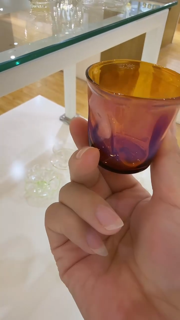 玉见熏银手捏壶琥珀