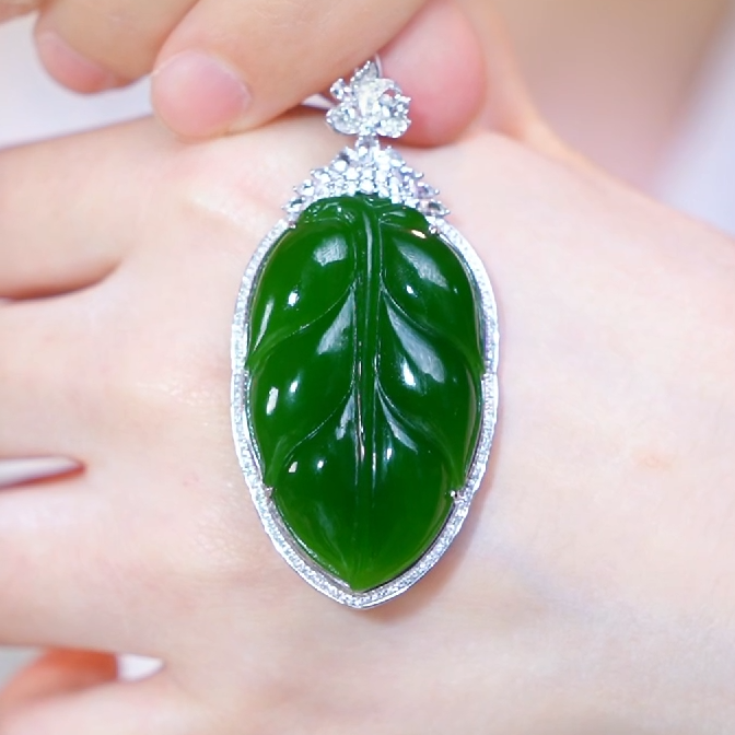 【芒心珠宝】天然和田玉18K金镶嵌苹果绿叶子吊坠