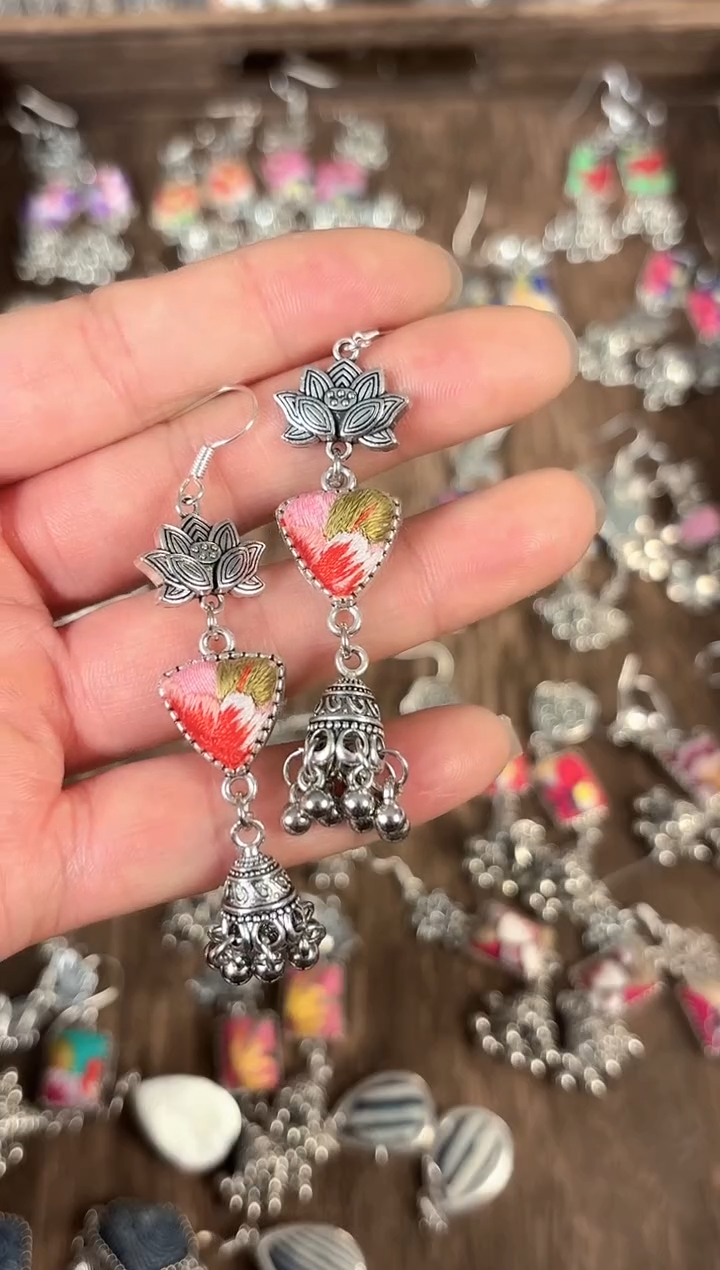 彩云南阁非遗老绣饰品516