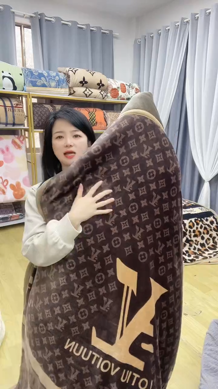 牛奶绒150*200深咖老花被子