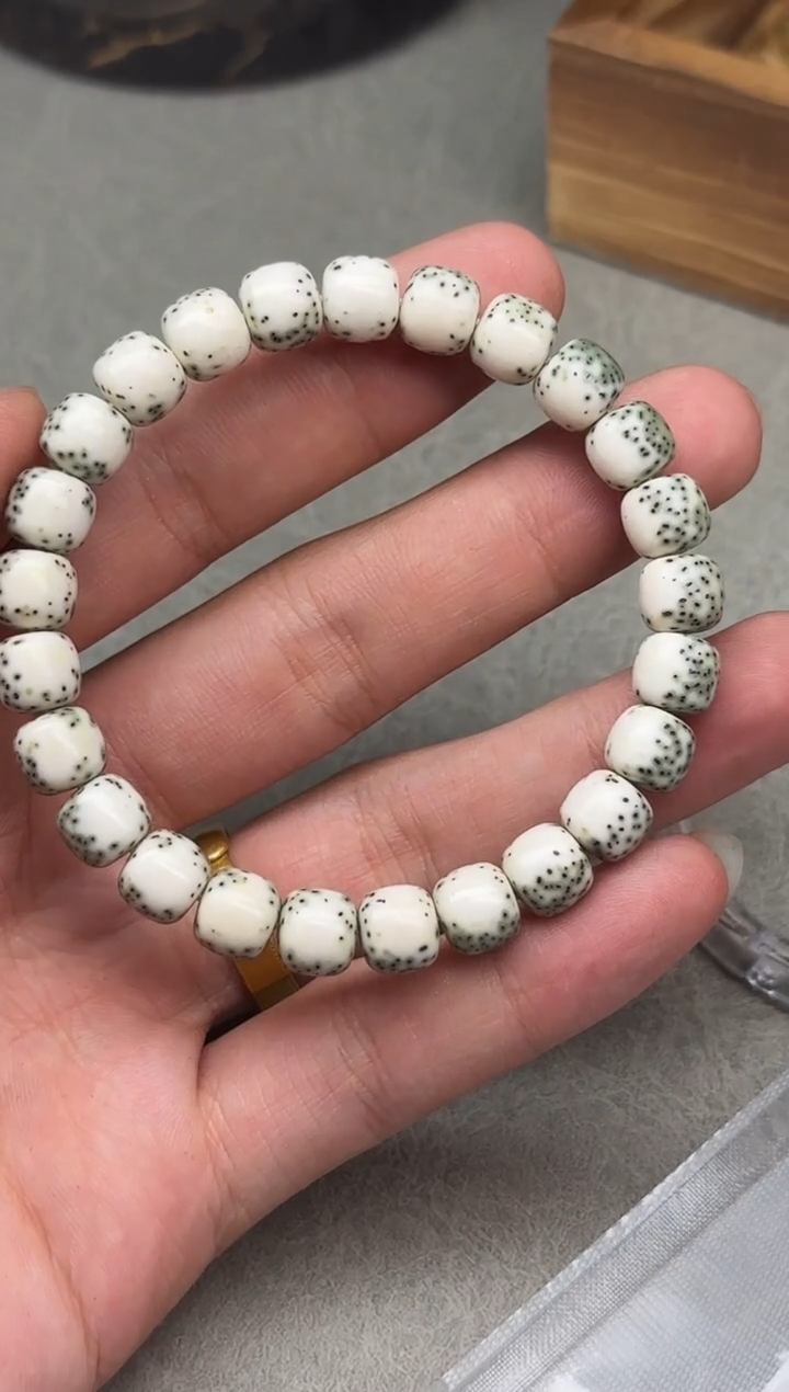 星月菩提手串M03  S级绿背河豚9*8 （一颗浅月痕