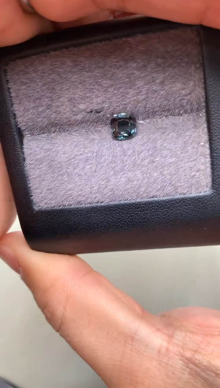 【闪购商品】定制尖晶石裸石未镶嵌枕型 金属灰绿色调尖晶石 0.99ct