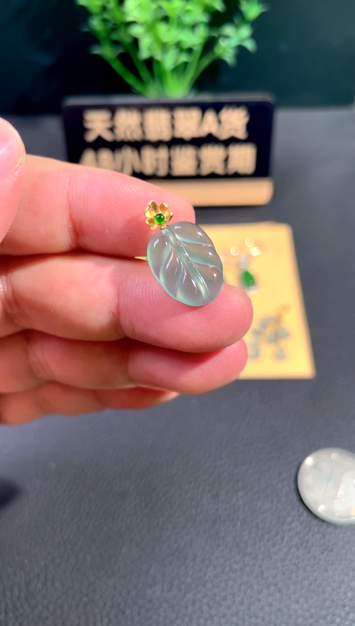 颈饰18K金镶嵌翡翠翡翠